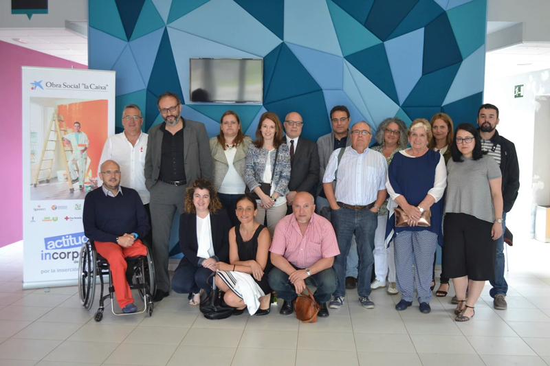 Representantes de las entidades que forman en Grupo Incorpora Galicia tras la firma del convenio 2016